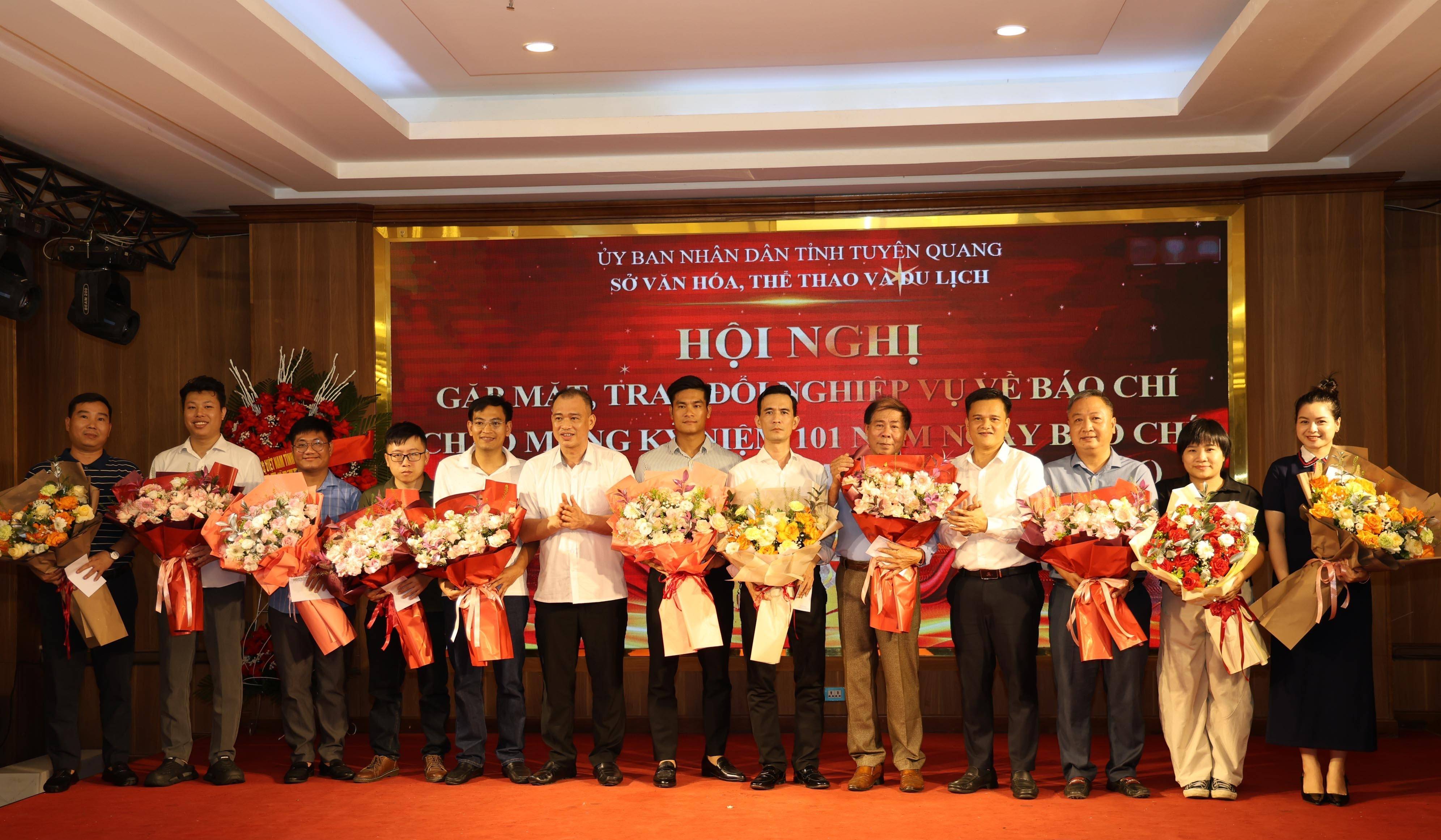 Ban tổ chức tặng hoa chúc mừng các cơ quan báo chí, ghi nhận những đóng góp của đội ngũ người làm báo đối với sự phát triển của tỉnh.
