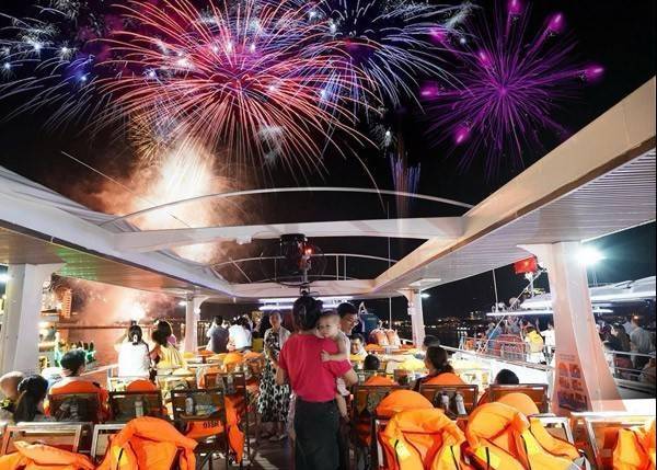 Tour ngắm pháo hoa trên sông Hàn hút khách mùa DIFF 2026