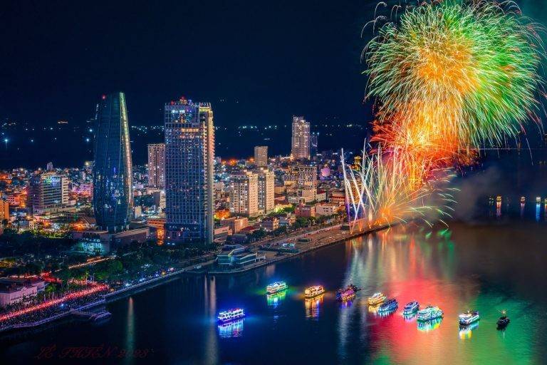 Tour ngắm pháo hoa trên sông Hàn hút khách mùa DIFF 2026