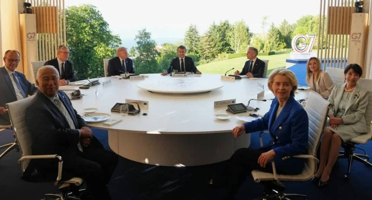 Từ trái sang, Chủ tịch Hội đồng châu Âu Antonio Costa, Thủ tướng Đức Friedrich Merz, Thủ tướng Anh Keir Starmer, Tổng thống Mỹ Donald Trump, Tổng thống Pháp Emmanuel Macron, Thủ tướng Canada Mark Carney, Thủ tướng Italy Giorgia Meloni, Thủ tướng Nhật Bản Sanae Takaichi và Chủ tịch Ủy ban châu Âu Ursula von der Leyen trong bữa tối làm việc tại hội nghị thượng đỉnh G7 ở Evian-les-Bains, Pháp. (Nguồn: Getty Images)