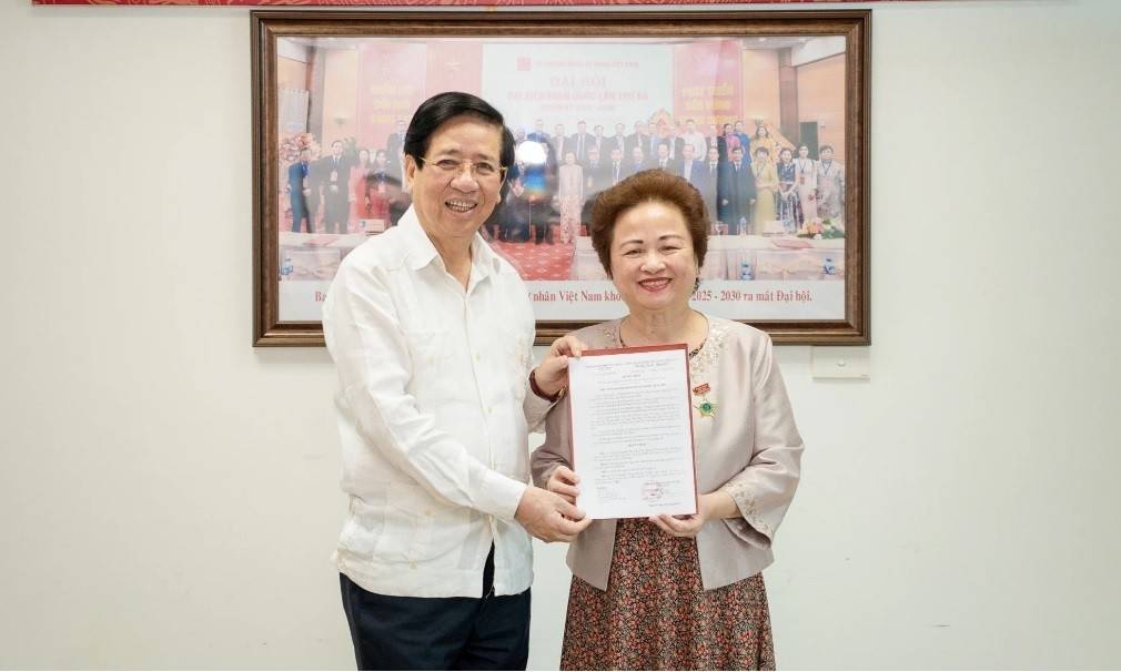Phó Giáo sư, Tiến sĩ Nguyễn Trọng Điều, Chủ tịch Hội Doanh nhân Tư nhân Việt Nam, trao kỷ niệm chương cho bà Nguyễn Thị Nga.