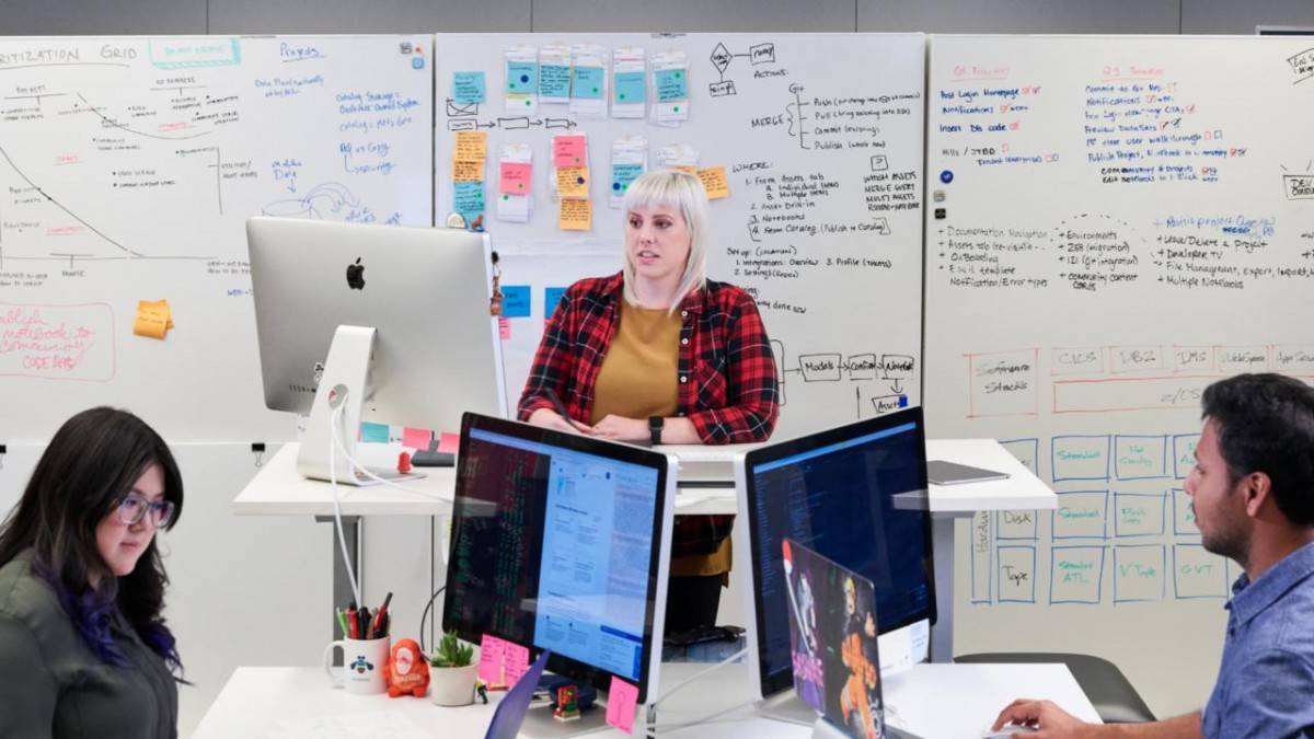 IBM sống sót nhờ bí mật: dám từ bỏ chính mình