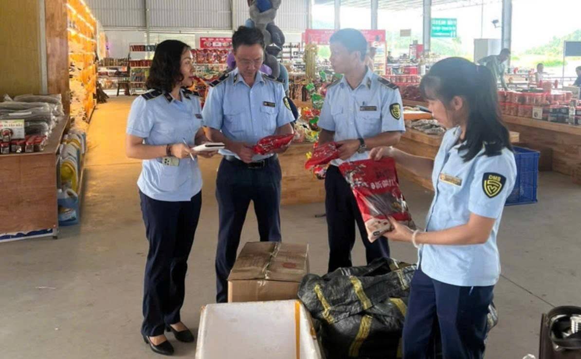 CTA: Quản lý thị trường tỉnh Lào Cai đã triển khai đồng bộ giải pháp, tăng cường kiểm tra, phối hợp với các lực lượng chức năng xử lý nhiều vụ việc vi phạm hàng giả, xâm phạm sở hữu trí tuệ.