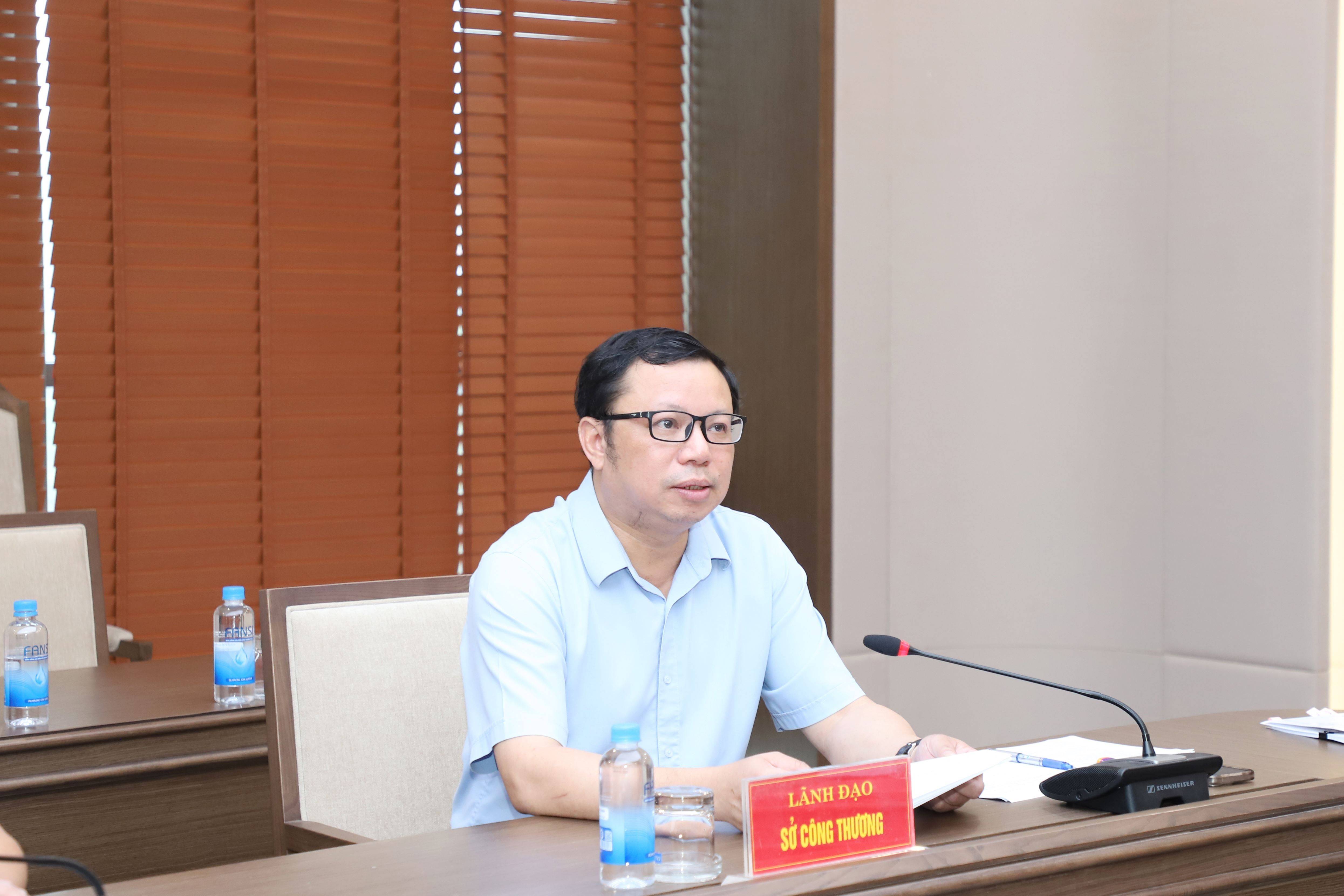 Giám đốc Sở Công thương Hoàng Chí Hiền báo cáo tình hình triển khai các cụm công nghiệp trên địa bàn tỉnh
