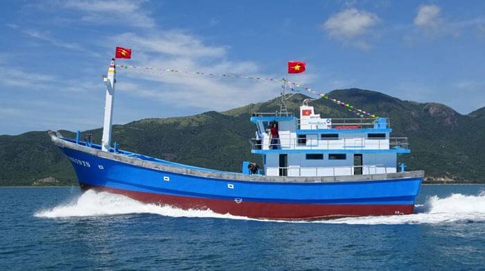 Tàu cá Việt Nam phải treo quốc kỳ nước Cộng hòa xã hội chủ nghĩa Việt Nam ở đỉnh cột phía lái, đối với tàu không có cột phía lái thì được treo ở đỉnh cột chính.
