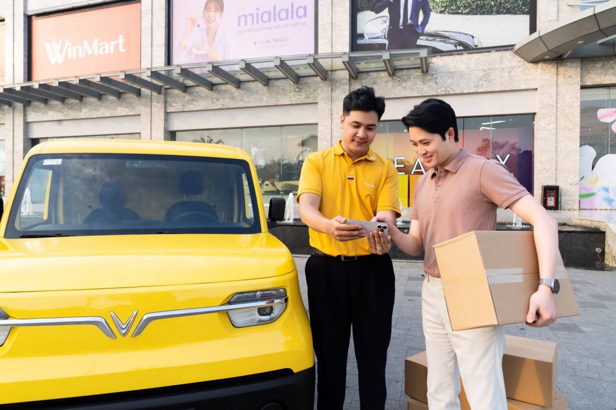 Chạy lanh, chở hàng “băng băng”, sạc pin miễn phí: VinFast EC Van khiến giới tiểu thương mê mẩn