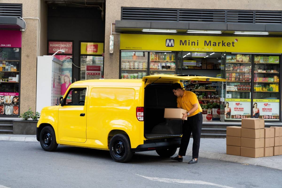 Chạy lanh, chở hàng “băng băng”, sạc pin miễn phí: VinFast EC Van khiến giới tiểu thương mê mẩn