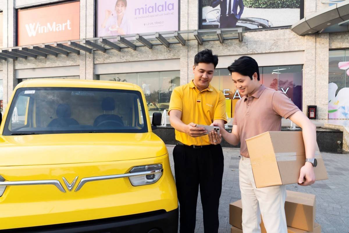 Chạy lanh, chở hàng “băng băng”, sạc pin miễn phí: VinFast EC Van khiến giới tiểu thương mê mẩn