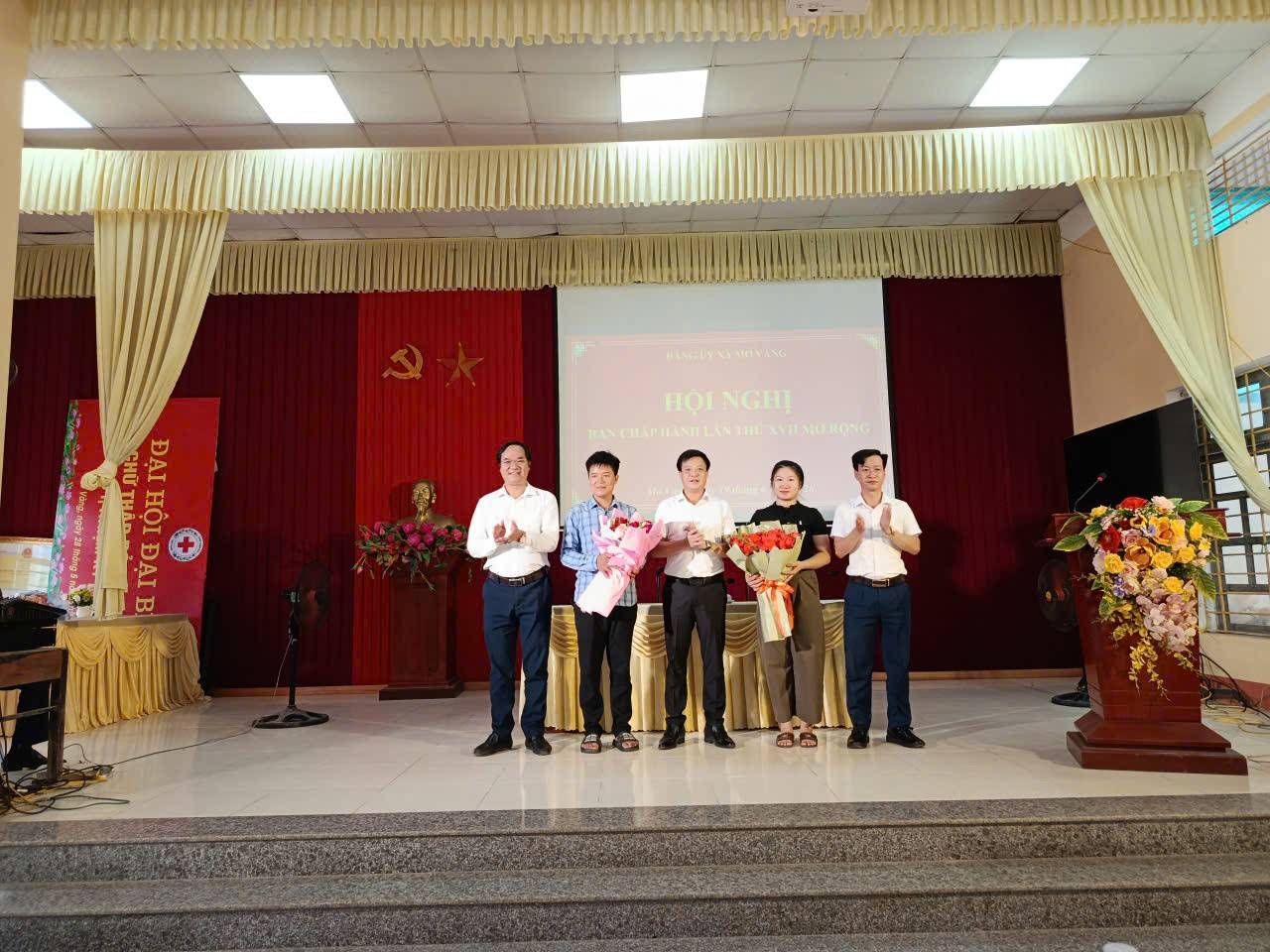 Lãnh đạo xã Mỏ vàng tặng hoa chúc mừng các doanh nghiệp mới thành lập