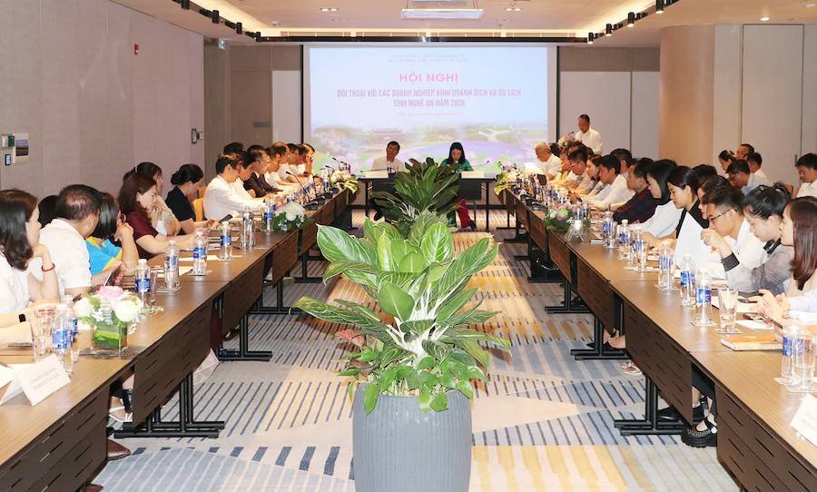 UBND tỉnh Nghệ An tổ chức Hội nghị đối thoại với doanh nghiệp kinh doanh dịch vụ du lịch nhằm đánh giá, làm rõ kết quả phát triển du lịch trong thời gian qua, đồng thời kịp thời lắng nghe, tháo gỡ những khó khăn, vướng mắc, đề xuất các giải pháp phát triển du lịch Nghệ An trong thời gian tới