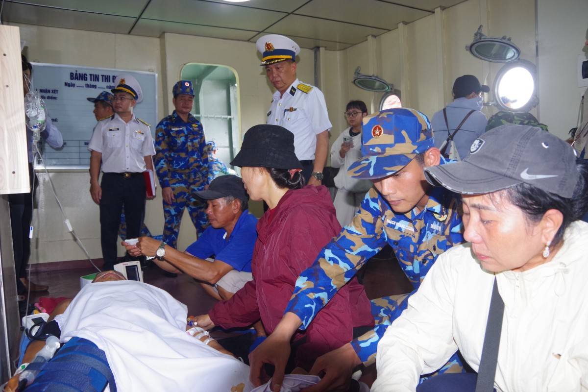 Đưa ngư dân bị tai nạn trên biển về đất liền an toàn