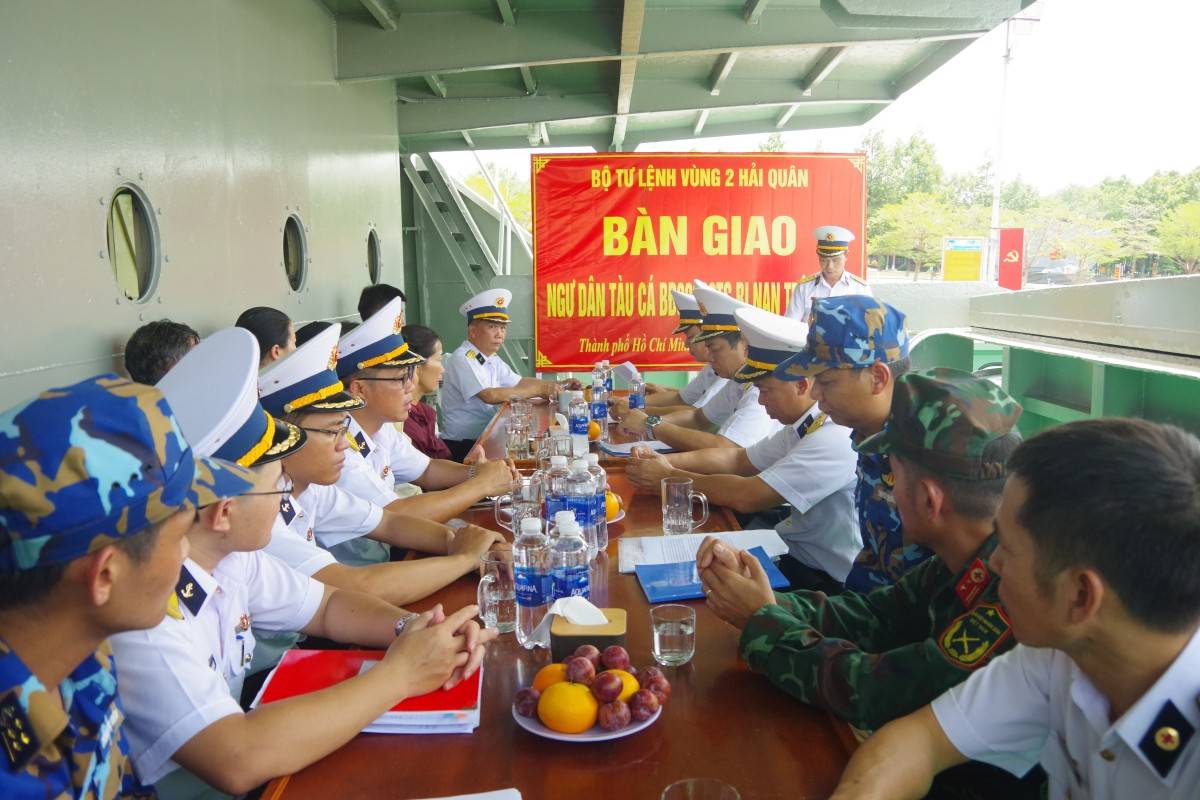 Đưa ngư dân bị tai nạn trên biển về đất liền an toàn