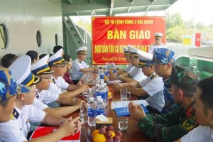 Đưa ngư dân bị tai nạn trên biển về đất liền an toàn