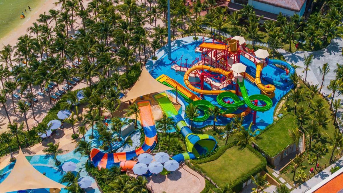 Nhiều khu nghỉ dưỡng tại Nam đảo Phú Quốc như New World Phu Quoc Resort có cả bể bơi riêng và công viên nước để trẻ em thoả sức vui chơi an toàn mà không cần đi xa