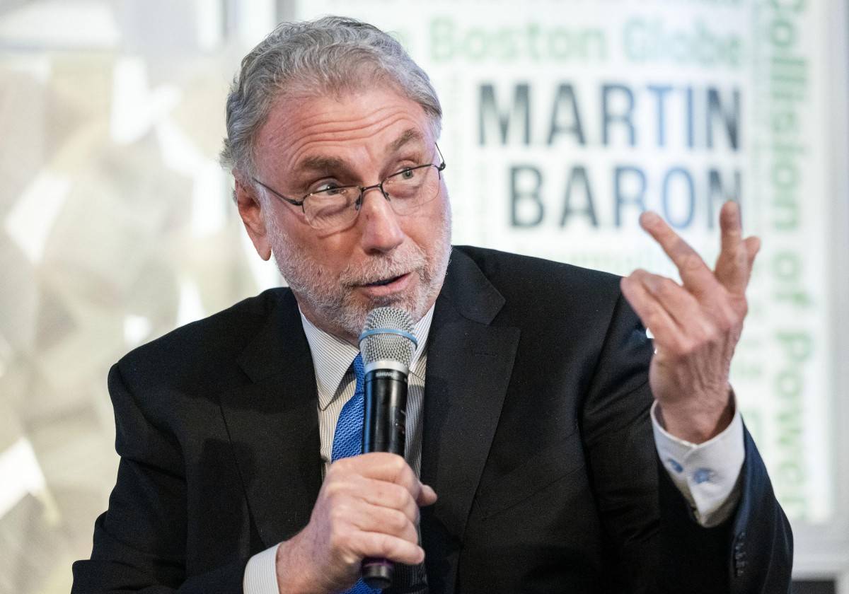 Martin Baron, cựu Tổng Biên tập Washington Post, cho rằng báo chí không thể cạnh tranh bằng tốc độ với internet nhưng có thể cạnh tranh bằng độ tin cậy.