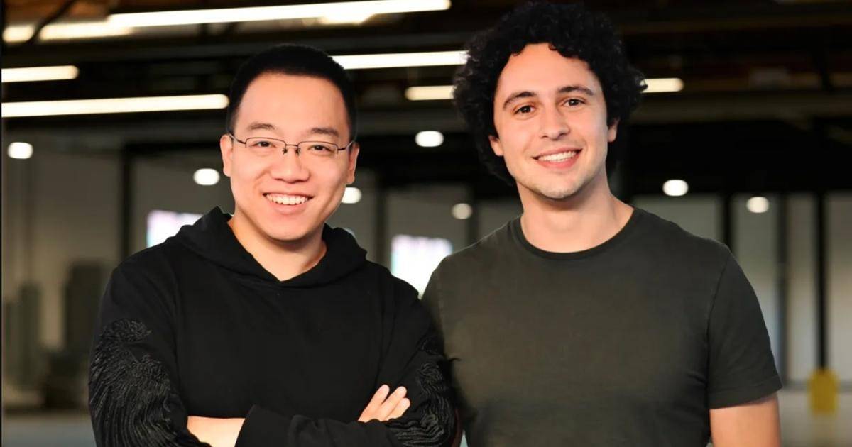 Hai nhà đồng sáng lập Genesis AI – Zhou Xian (trái) và Théophile Gervet (phải). Thành lập từ đầu năm 2025, startup robot AI của Pháp đã huy động thành công 105 triệu USD (90,6 triệu euro), một trong những vòng gọi vốn hạt giống lớn nhất lịch sử nước Pháp và ngang bằng kỷ lục từng được thiết lập bởi Mistral AI, công ty AI hàng đầu châu Âu. Giá trị định giá của Genesis AI hiện chưa được công bố