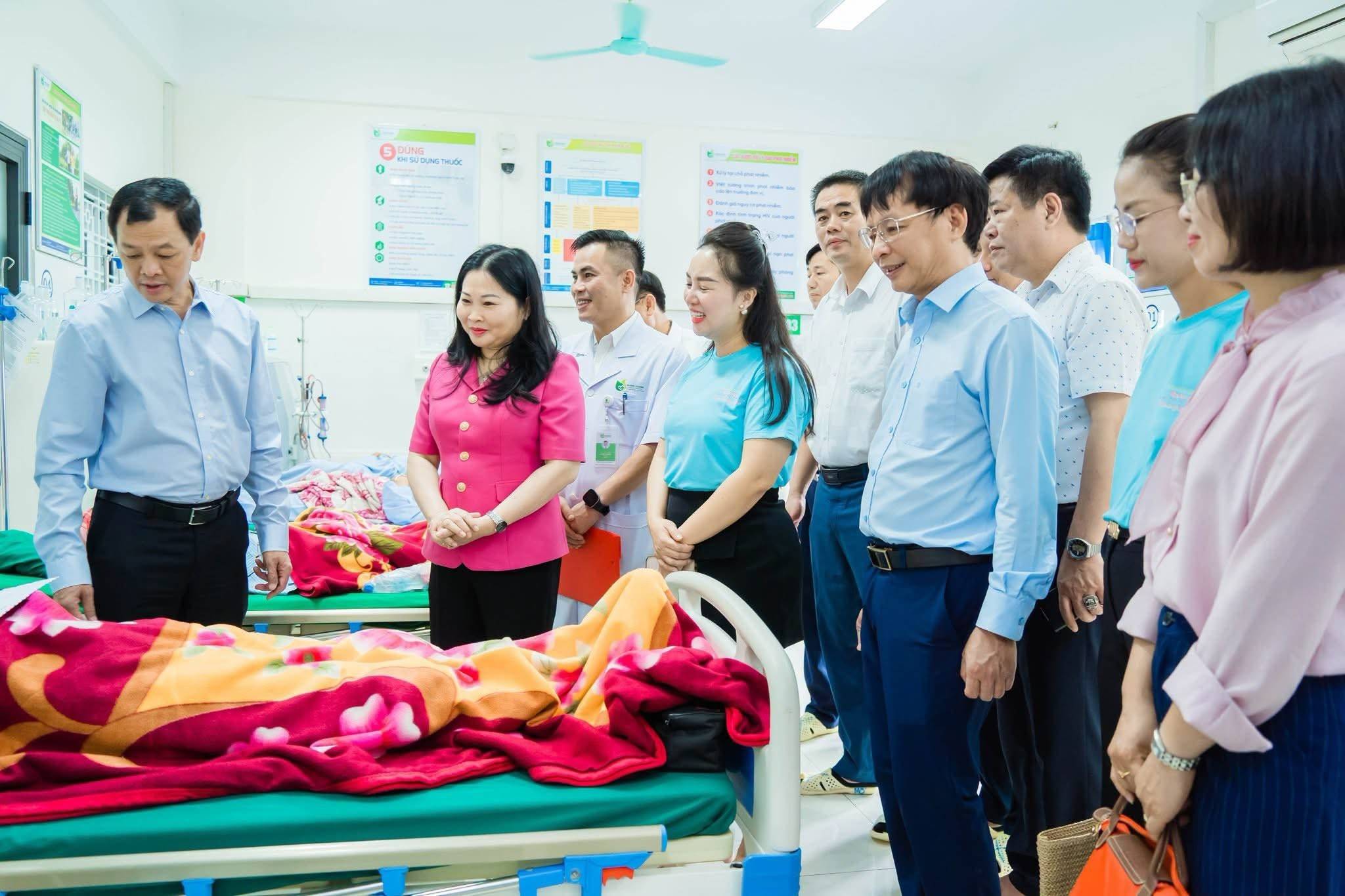 tới thăm, tặng quà bệnh nhân tại Trung tâm y tế khu vực Mường Khương