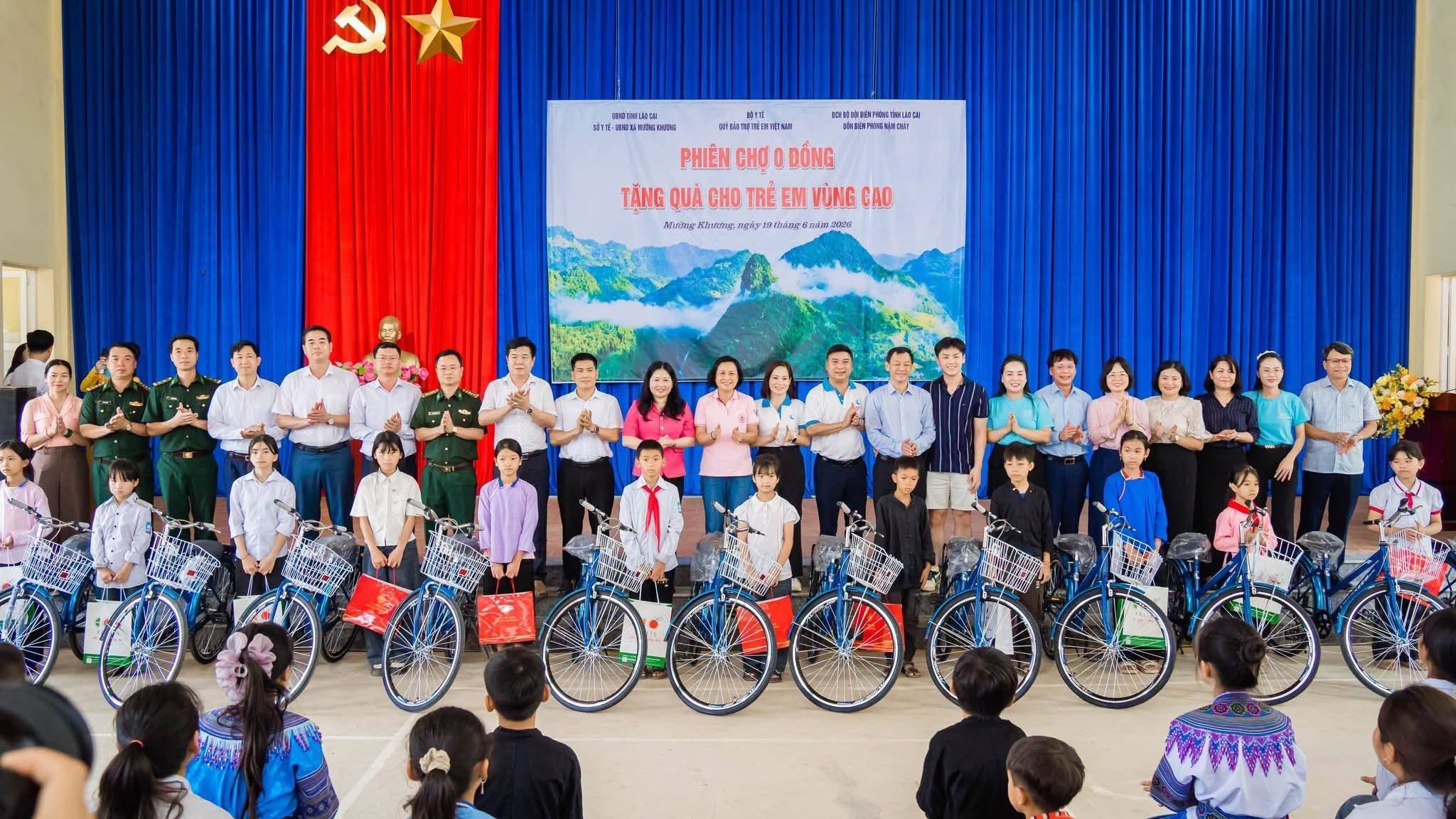 Các đại biểu trao học bổng và tặng xe đạp các em học sinh trong “Phiên chợ 0 đồng”.