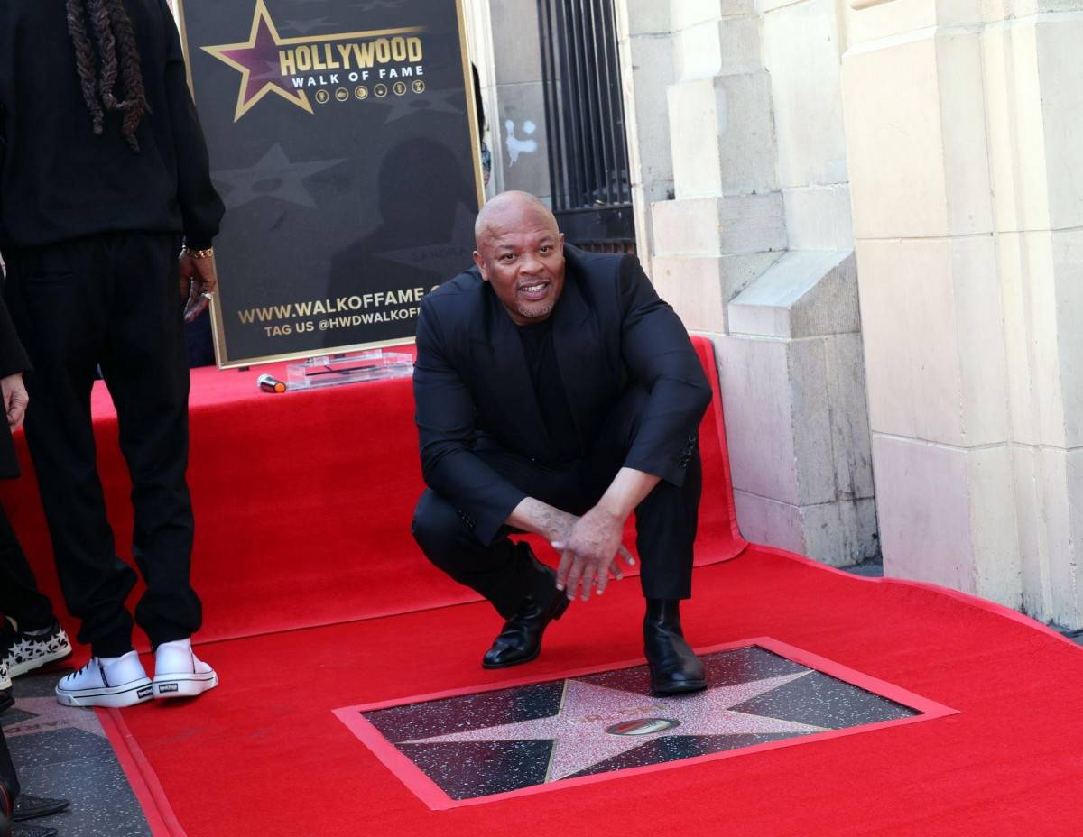 Tháng 3/2024, Dr. Dre chính thức nhận ngôi sao trên Đại lộ Danh vọng Hollywood. Đây không chỉ là sự ghi nhận cho một nghệ sĩ hip-hop, mà còn là sự thừa nhận tầm ảnh hưởng của ông đối với âm nhạc, công nghệ, kinh doanh và văn hóa đại chúng toàn cầu. Sau hơ