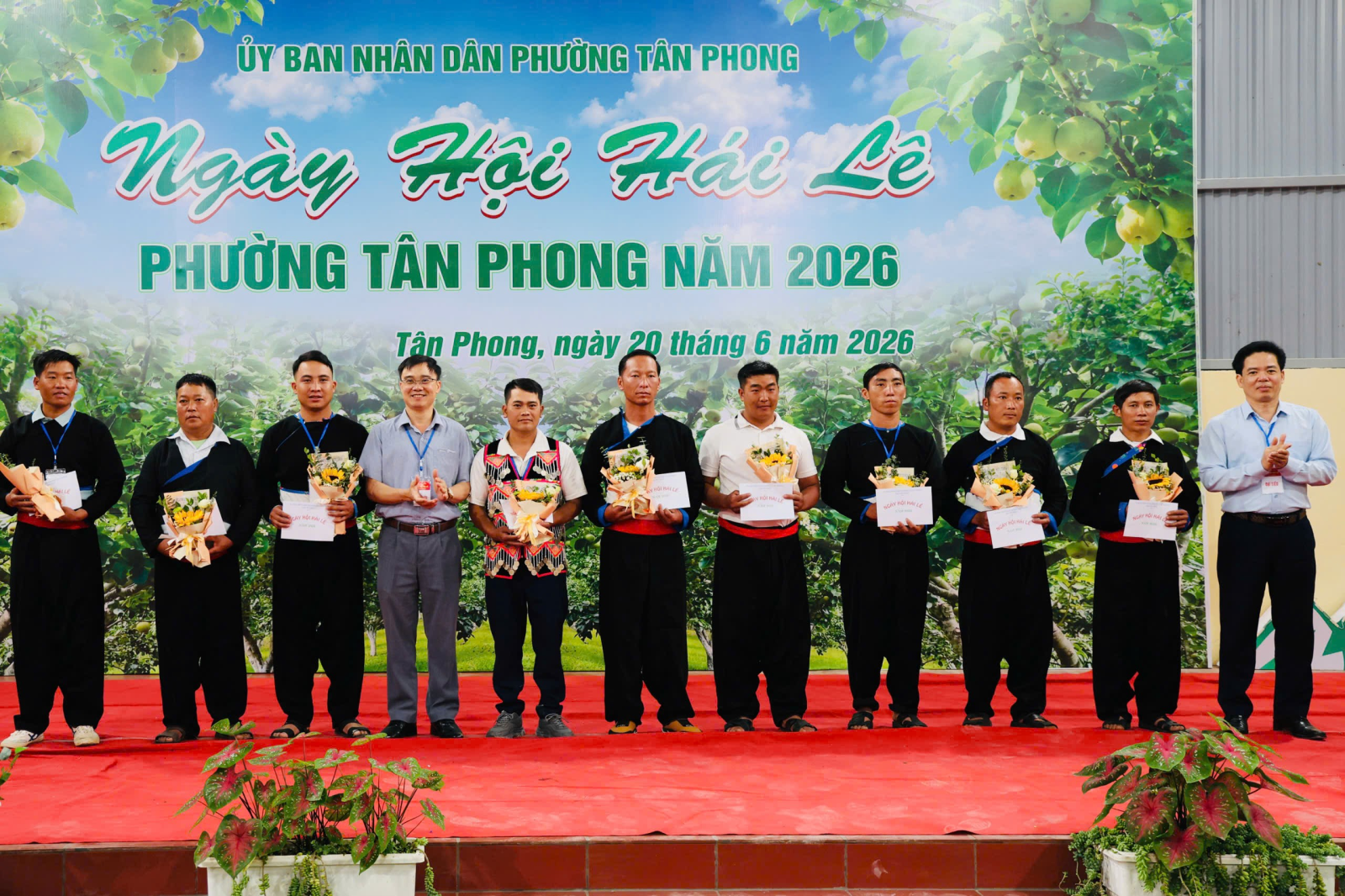 phường trao hoa và quà cho các hộ gia đình trồng Lê tiêu biểu