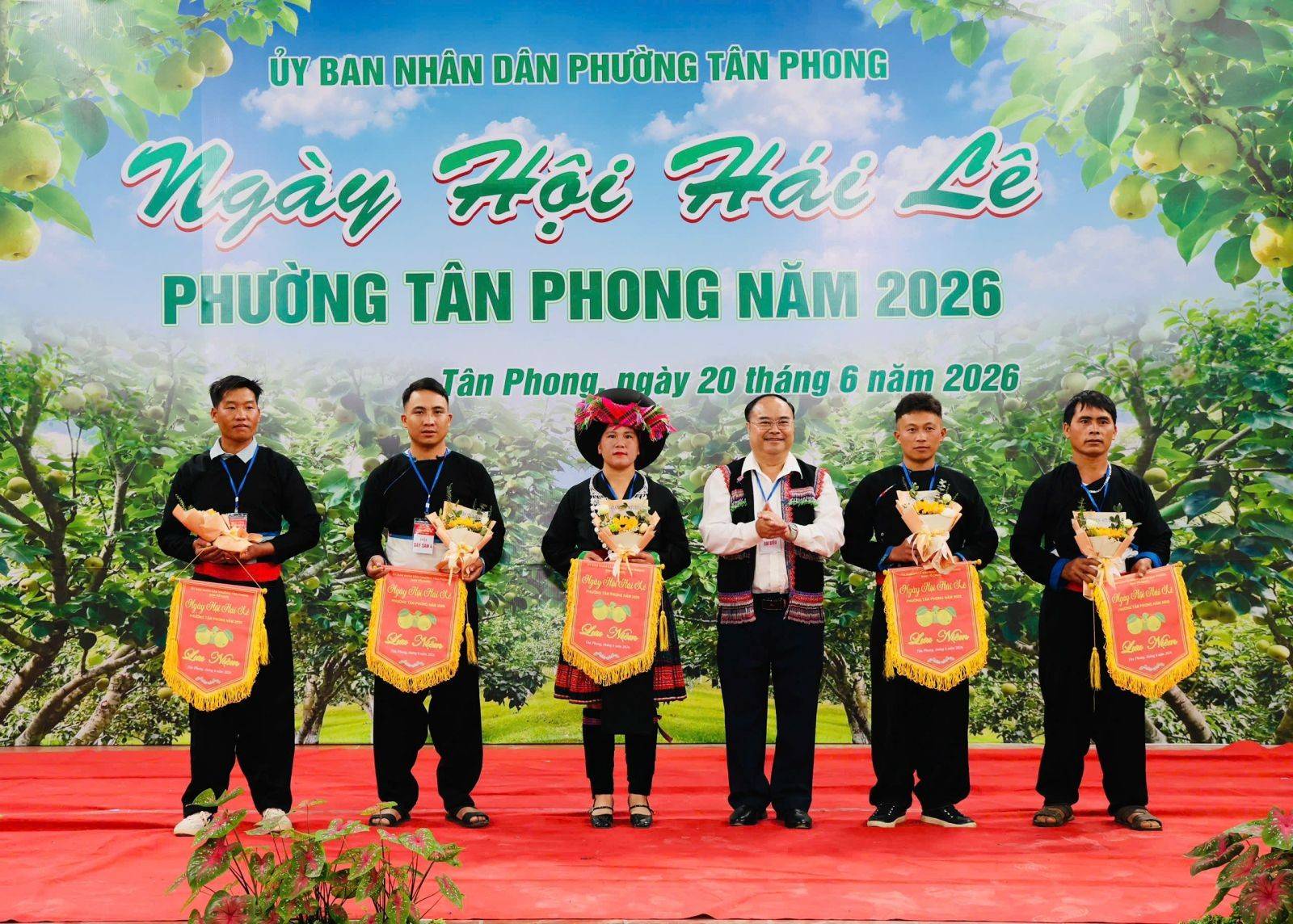 Mùa A Trừ - Bí thư Đảng uỷ, Chủ tịch HĐND phường trao hoa và Cờ lưu niệm cho các Tổ dân phố tham gia thi tại Ngày hội.