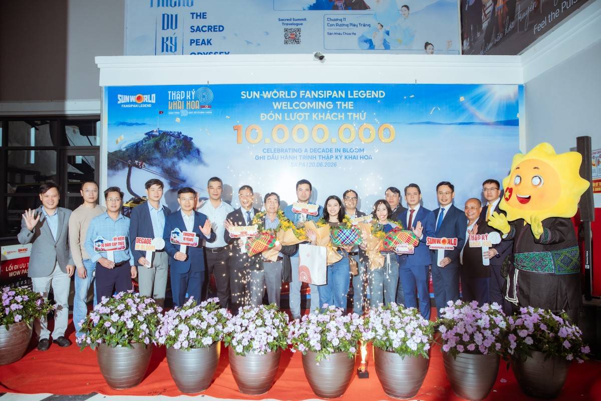 Ba vị khách may mắn đã được vinh danh tại Ga đi cáp treo Fansipan 