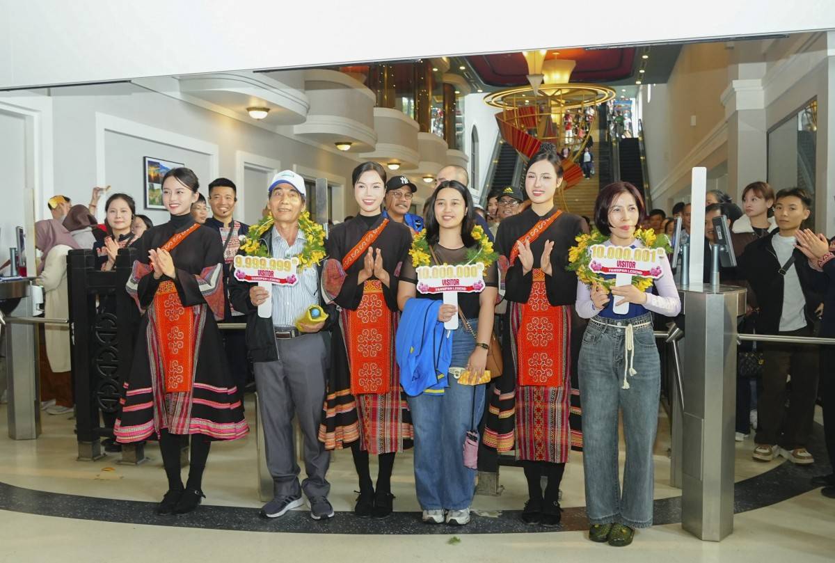 Ba vị khách may mắn theo thứ tự là: ông Lê Văn Phương (Quảng Ngãi), chị Irish Jane Tituag (Philippines) và bà Nguyễn Thị Huyền (Hải Phòng).