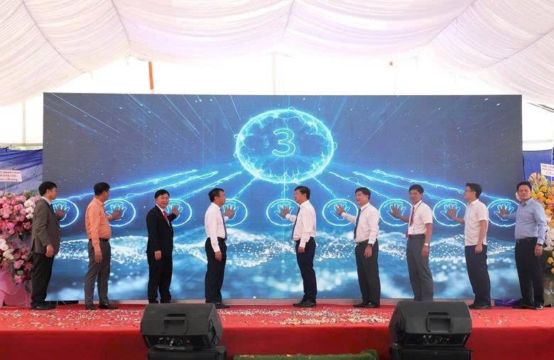 Các đồng chí lãnh đạo tỉnh Đắk Lắk cùng chủ đầu tư và các đại biểu ấn nút khởi động dự án.