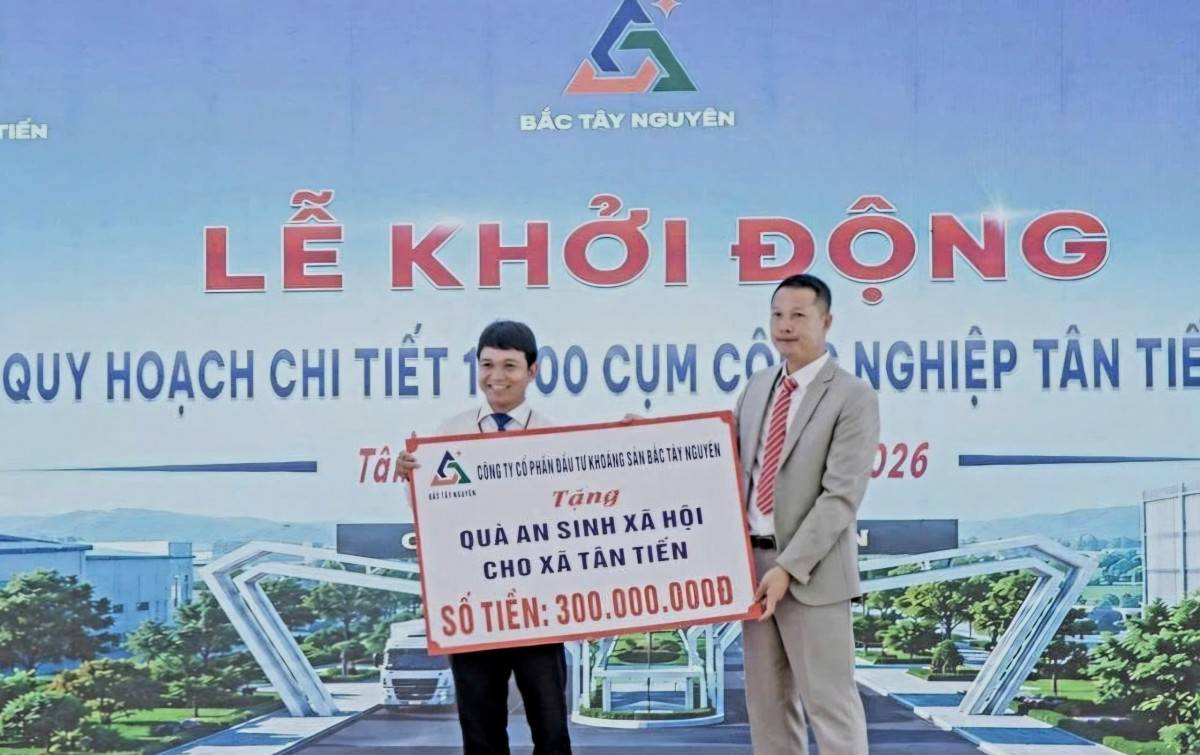 Đại diện chủ đầu tư dự án tặng 300 triệu đồng cho UBND xã Tân Tiến để hỗ trợ an sinh xã hội tại địa phương.