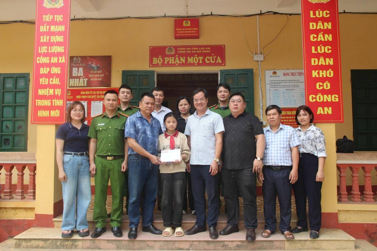 Nhà báo Đức Hạnh (người thứ 3 từ trái qua hàng đầu tiên) trong một chương trình trao tặng quà cho trẻ mồ côi tại Lào Cai.
