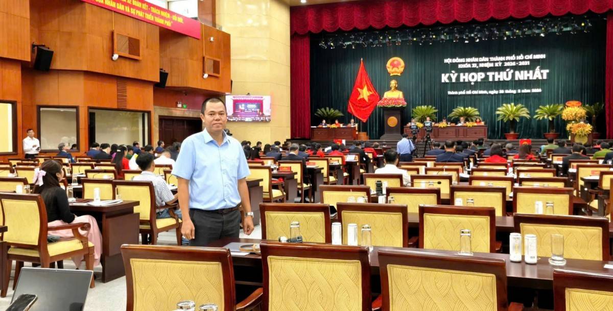  Phóng viên Duy Quang khi đang tác nghiệp tại một sự kiện.