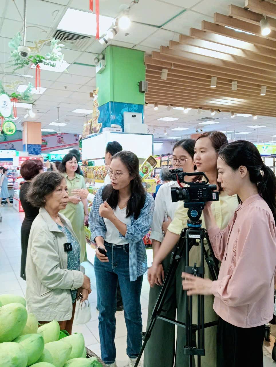 báo chí không chỉ sản xuất thông tin. Báo chí sản xuất niềm tin.