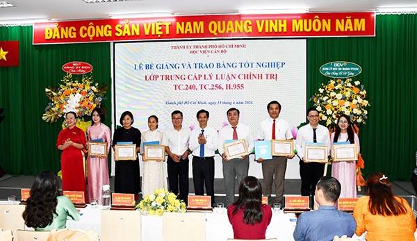 Học viện Cán bộ TP. Hồ Chí Minh trao bằng tốt nghiệp cho 142 học viên Trung cấp Lý luận chính trị