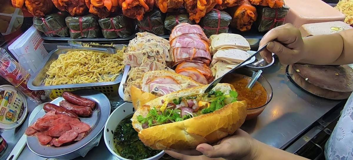 Bánh mì Sài Gòn có lẽ là bữa sáng, bữa trưa hay bữa tối tuyệt vời khi thực khách đang tìm một món ăn nhanh, gọn mà vẫn đủ chất dinh dưỡng. Nhờ sự kết hợp giữa các nguyên liệu như chả, trứng, thịt… bánh mì ở Sài Gòn mang đến một hương vị riêng biệt mà bạn nhất định nên thưởng thức khi đi du lịch Sài Gòn.