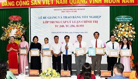 Học viện Cán bộ TP. Hồ Chí Minh trao bằng tốt nghiệp cho 142 học viên Trung cấp Lý luận chính trị