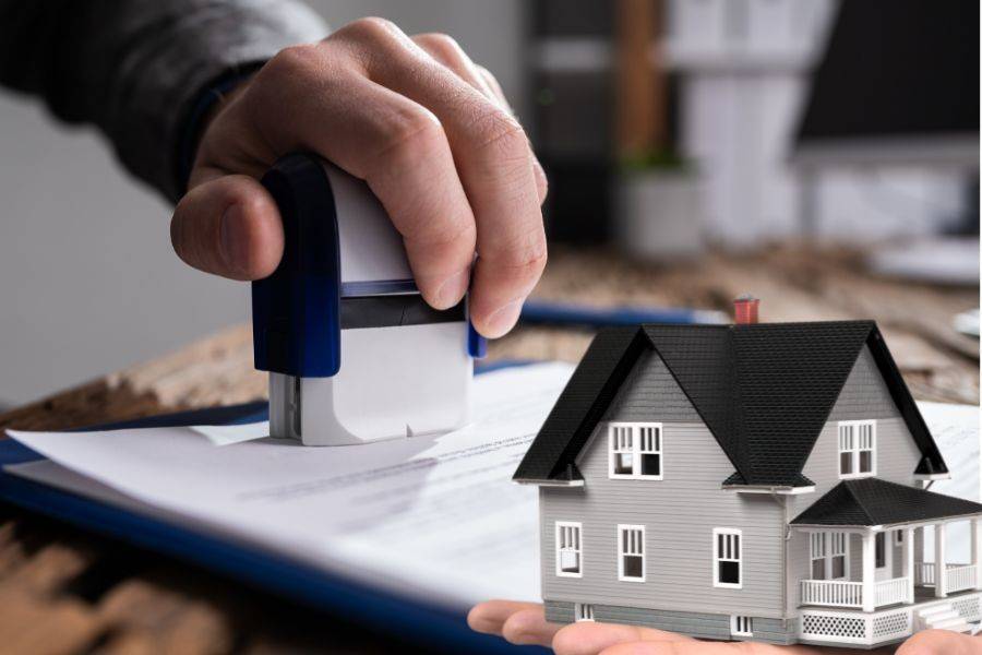 Giấy phép xây dựng là văn bản pháp lý do cơ quan Nhà nước có thẩm quyền cấp cho chủ đầu tư để xây dựng mới, sửa chữa, cải tạo, di dời công trình. Việc cấp giấy phép xây dựng được coi là cơ sở đảm bảo quản lý Nhà nước về xây dựng, đặc biệt là việc xây dựng theo quy hoạch và tuân thủ các quy định pháp luật có liên quan; bảo vệ quyền và lợi ích hợp pháp cho các cá nhân, tổ chức, hộ gia đình trong xây dựng công trình; đồng thời tạo điều kiện kiểm tra, giám sát, xử lí các vi phạm về trật tự xây dựng.