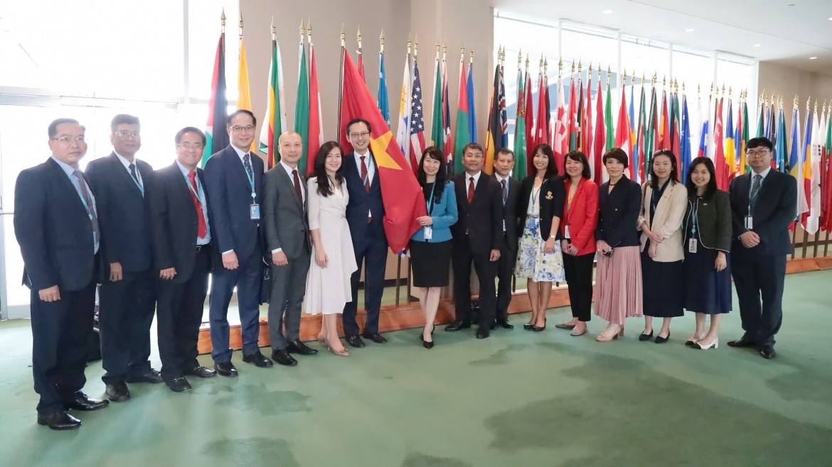 PGS.TS. Nguyễn Thị Lan Anh - Phó Giám đốc Học viện Ngoại giao (áo xanh) tại phiên bầu cử Thẩm phán Tòa án Luật Biển Quốc tế (ITLOS).