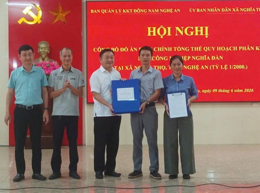Ban Quản lý Khu kinh tế Đông Nam bàn giao toàn bộ Hồ sơ Đồ án quy hoạch cho UBND xã Nghĩa Thọ tại hội nghị