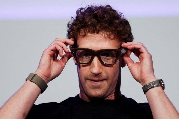 Khác với nhiều thiết bị công nghệ đeo trên người, Ray-Ban Meta được thiết kế như một chiếc kính thời trang thông thường, giúp công nghệ hòa vào cuộc sống thay vì trở thành tâm điểm chú ý.