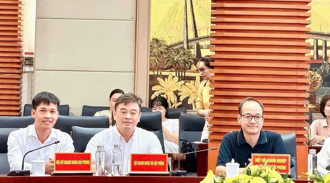 đại diện Hiệp hội Doanh nghiệp nhỏ và vừa thành phố Hải Phòng do ông Trần Văn Phương – Phó Chủ tịch Hiệp hội tham dự Chương trình tập huấn thực chiến với chủ đề: “Ứng dụng AI trong nâng cao năng lực quản lý và điều hành cho các Hội/Hiệp hội doanh nghiệp, ngành nghề”.