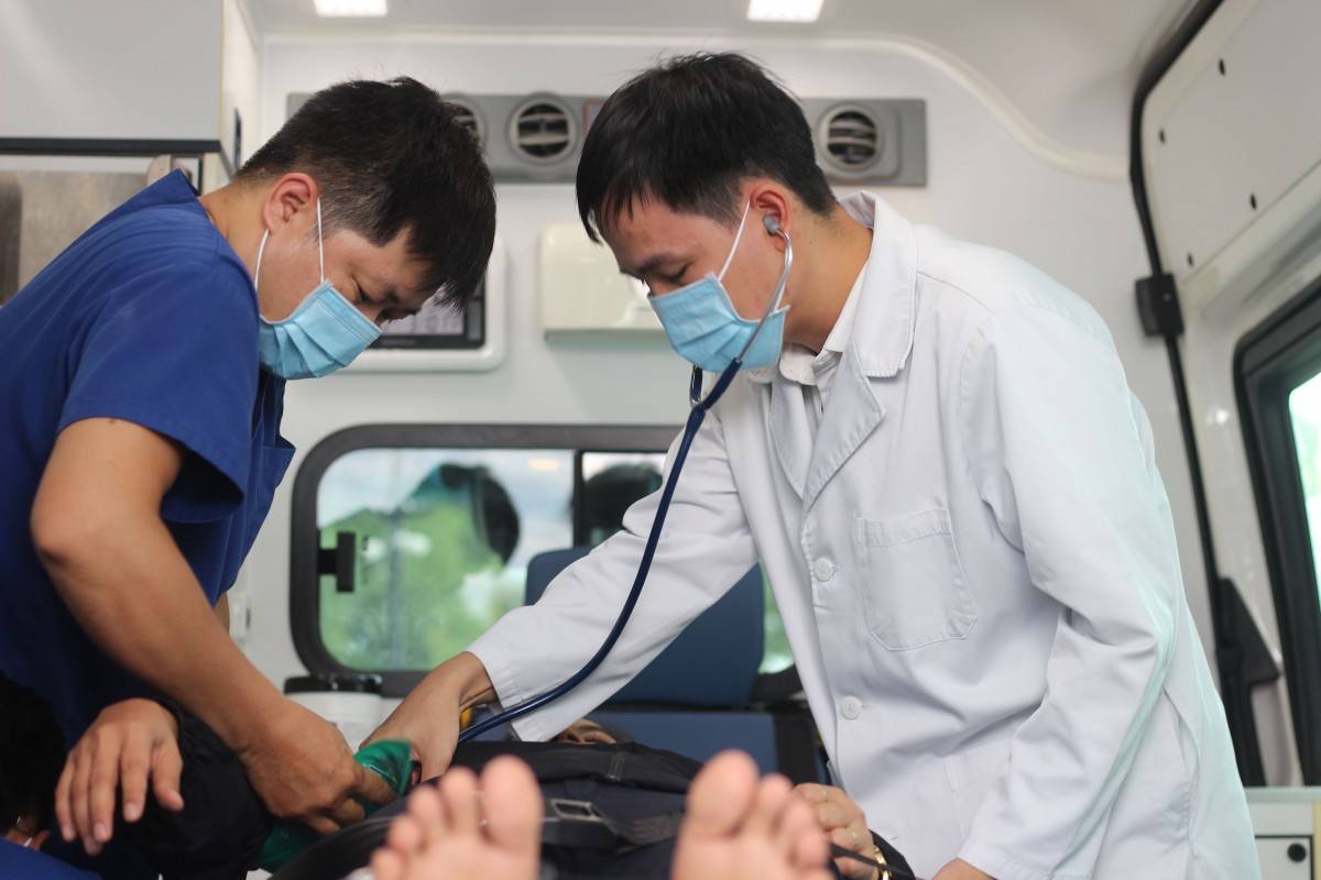 Ê-kíp bác sĩ Vinmec Phú Quốc trên xe cấp cứu, nỗ lực từng phút để cứu sống người bệnh.