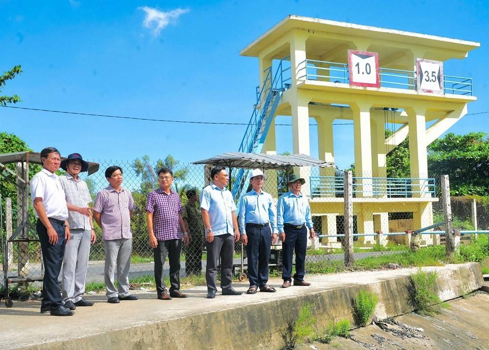 Đoàn công tác kiểm tra tiến độ cống Cả Vĩnh thuộc dự án thủy lợi vùng sản xuất