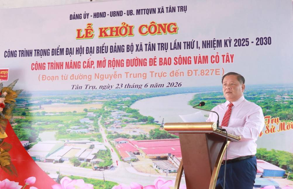 Bí thư Đảng ủy xã Tân Trụ phát biểu tại lễ khởi công đường đê bao sông Vàm Cỏ Tây ngày 23/6