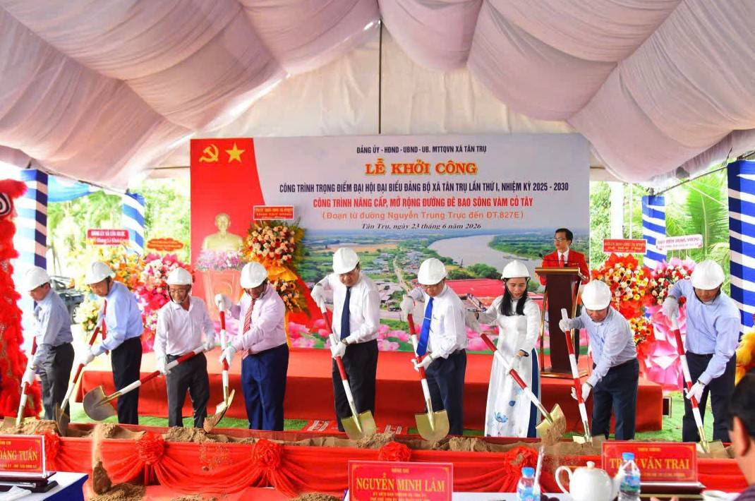 Lãnh đạo tỉnh Tây Ninh và xã Tân Trụ thực hiện nghi thức khởi công đường đê bao sông Vàm Cỏ Tây