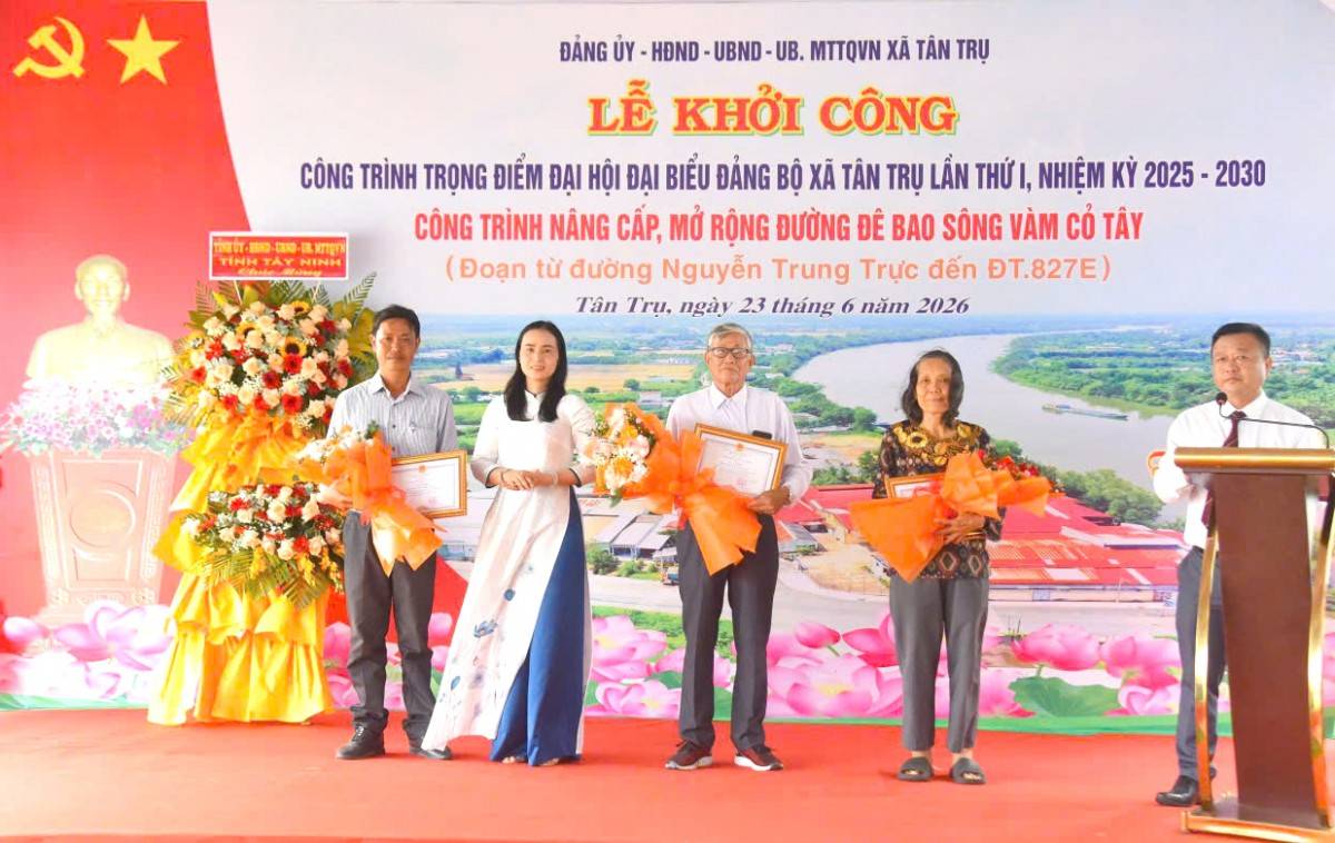 Người dân Tân Trụ nhận khen thưởng vì hiến đất thực hiện dự án đường đê bao sông Vàm Cỏ Tây