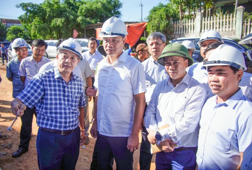 Bí thư Thành ủy đề nghị các cơ quan, đơn vị, địa phương tập trung phối hợp, hoàn thành công tác bồi thường, giải phóng mặt bằng theo đúng tinh thần chỉ đạo của UBND thành phố.