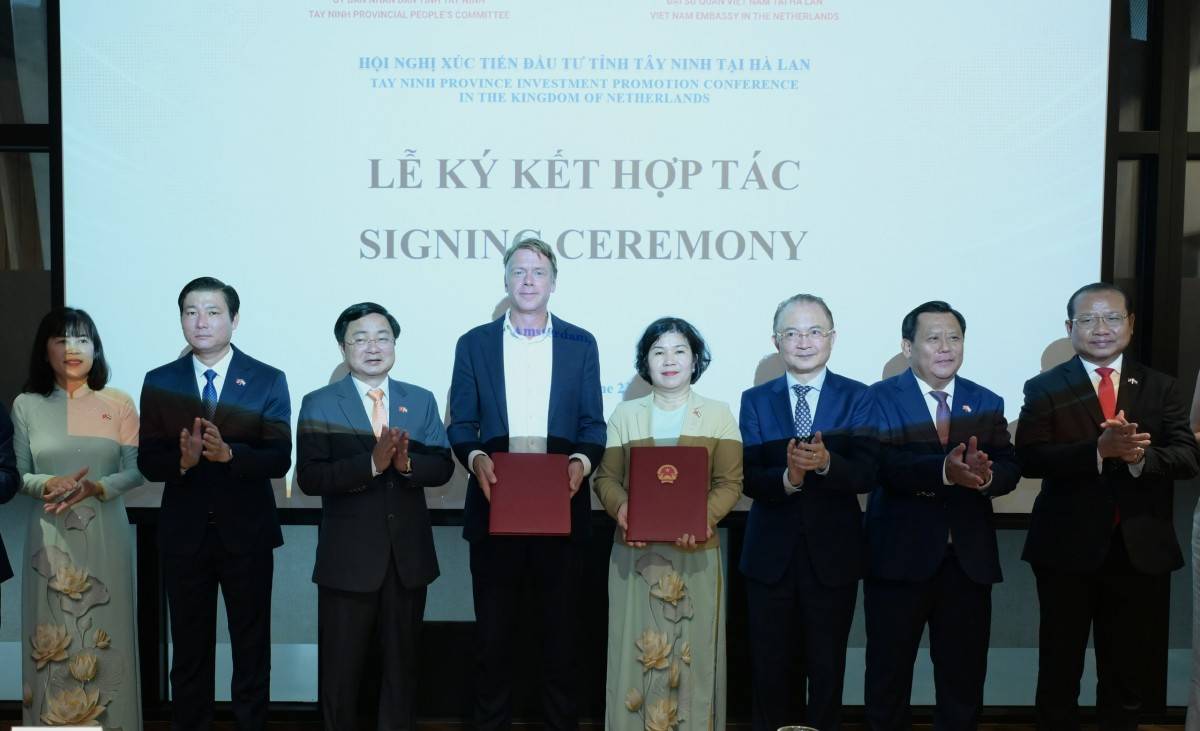 Hợp tác phát triển nông nghiệp công nghệ cao giữa De Heus và Hùng Nhơn