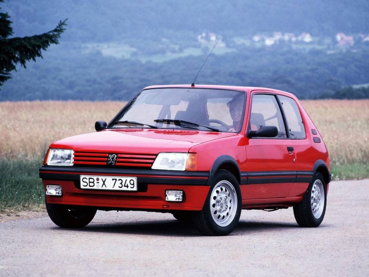 Peugeot 205  Ra mắt năm 1983.  Được xem là mẫu xe cứu sống Peugeot khỏi khủng hoảng tài chính. 205 không chỉ bán chạy, mà trở thành biểu tượng văn hóa của nước Pháp.