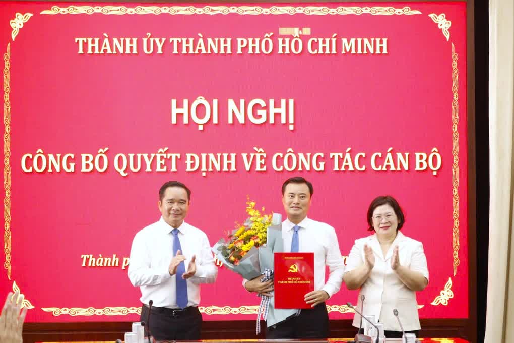Ông Bùi Xuân Cường nhận quyết định giữ chức Bí thư Đảng ủy phường Sài Gòn