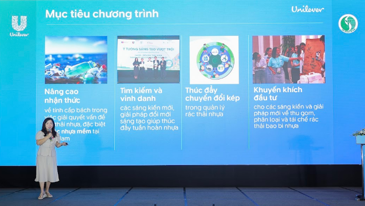 Bà Lê Thị Hồng Nhi - Phó Tổng Giám đốc Truyền thông, Đối ngoại và Phát triển bền vững, Unilever Việt Nam giới thiệu các thông tin chính về Cuộc thi “Giải pháp Đổi mới Tuần hoàn Nhựa 2026”